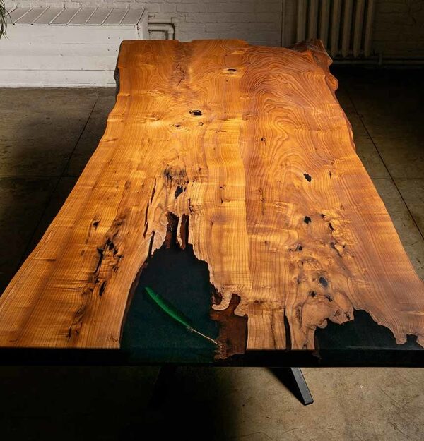 Дизайнерский стол из массива дерева