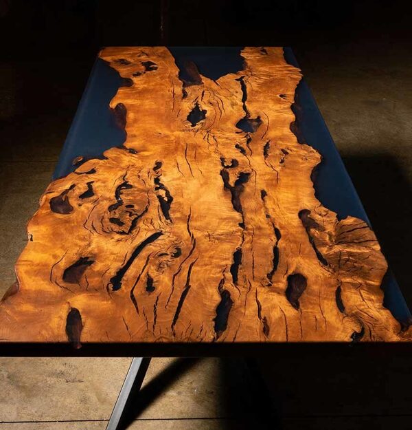 Дизайнерский стол из дерева, металла и смолы